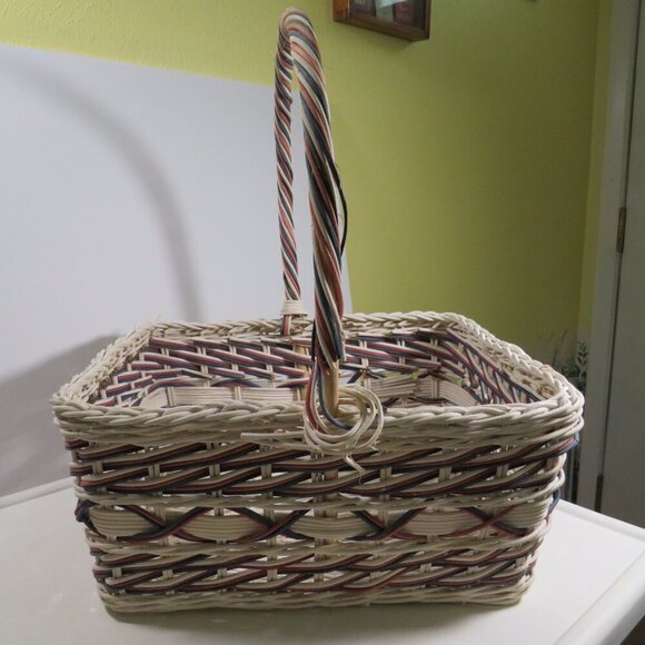 Red, White and Blue Cane Wicker Patriotic Basket: handle has some damage - Picture 11 of 13